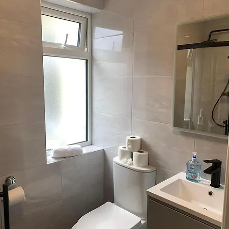 Eyre Square Lane Budget Голуэй