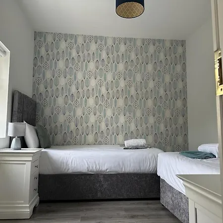 Eyre Square Lane Budget Голуэй